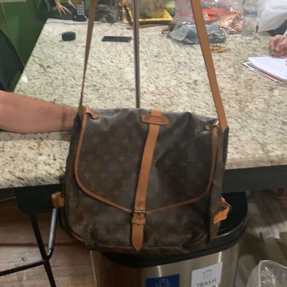 Authentic Louis Vuitton Saumur35
